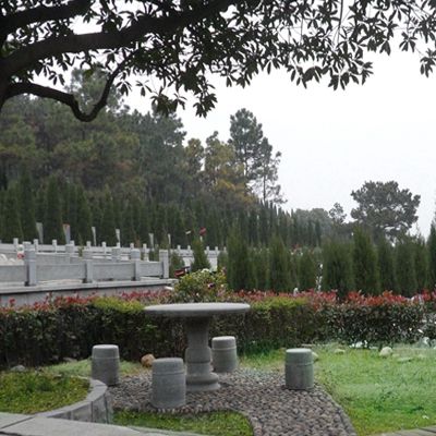 武汉-九峰-寿安林苑-墓地公墓-参考价格表一览:1、树葬墓地-价格34800元2、福林区墓地-价格43800元3、安林区墓地-价格88800元98800元4、颐林二区墓地-价格58800元68800元5、颐林三区墓地-价格98800元138800元6、颐林五区墓地-价格158800元7、功德区墓地-价格208000元(本站内容及墓地价格仅供参考用,咨询电话027-88311211)九峰陵园