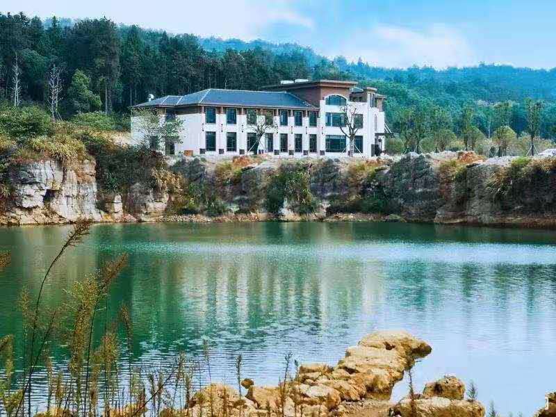 武汉-云井山-陵园墓地公墓-参考价格表一览:1、特价双穴立碑墓地-价格18800元起2、信合苑E区墓地-价格19800元起3、安泰园1-2区墓地-价格23800元起4、安泰园5区墓地-价格35800元起5、安泰园6区墓地-价格49800元起6、安泰园7区墓地-价格61800元起7、义孝苑墓地-价格76800元起8、安泰园8区墓地-价格88800元起9、恩泽园墓地-价格88800元起(本站内容及陵园价格仅供参考用,咨询电话027-88311211)云井山-人文纪念园-陵园